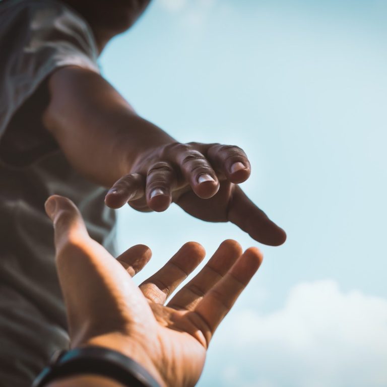 Ein Mensch reicht dem anderen eine helfende Hand.